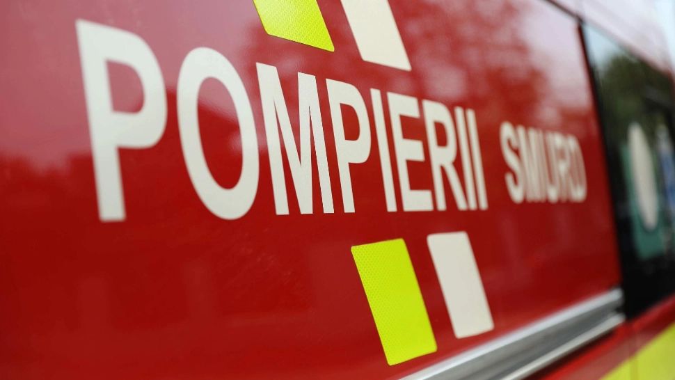 Incendiu violent, într-un bloc din Iași: zeci de locatari, în pericol