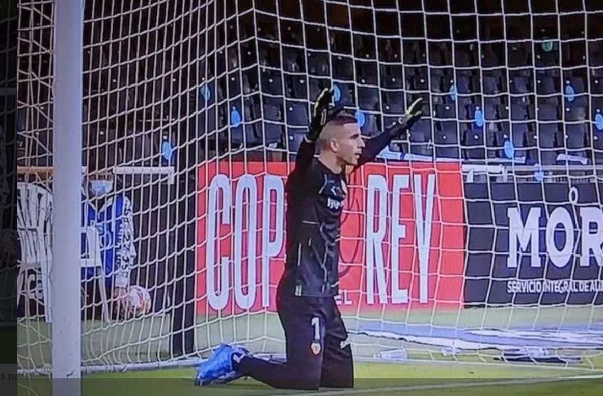 VIDEO - Portarul a ales să stea în genunchi în momentul executării penalty-ului - Faza care a uimit toată EUROPA 