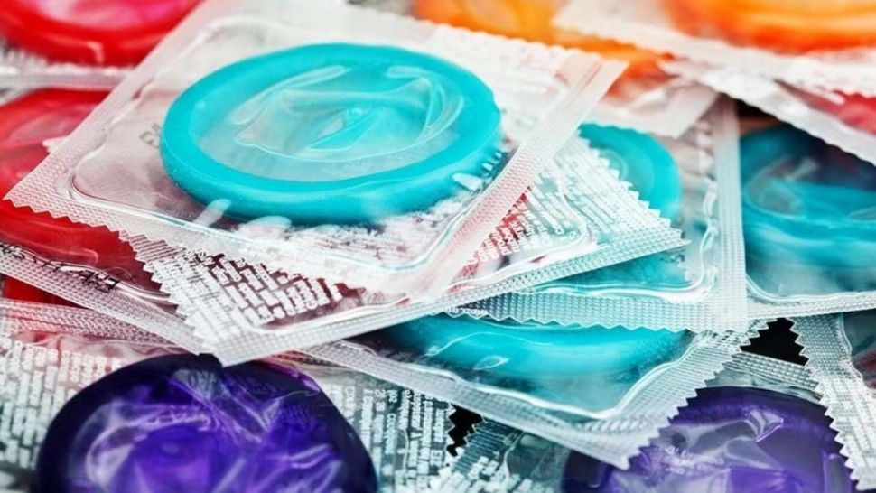 Gest iresponsabil al unei tinere, într-un supermarket: a înțepat prezervativele și le-a pus înapoi în raft - VIDEO