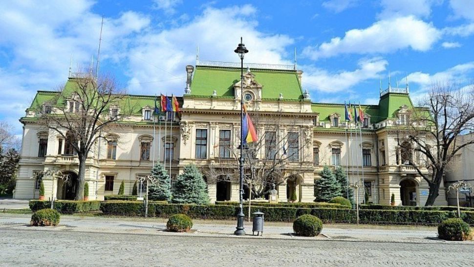 Arhitectul-șef al Iașiului, conflict de interese la VEDERE. Se plimbă cu mașină de lux a unui dezvoltator