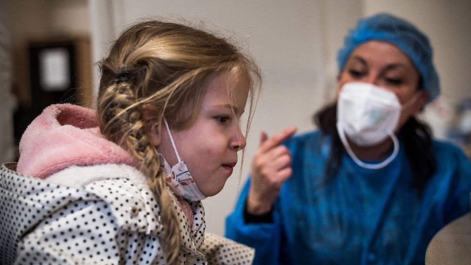 Peste 10 milioane de teste anti-Covid au ajuns în școli. 46 de unități funcționează online