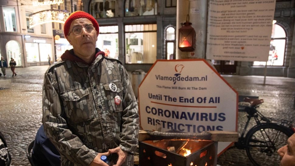 VIDEO Protest de AMPLOARE față de restricții, în Olanda! Intervine poliția militară