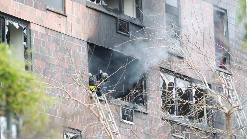 Incendiu devastator, în Bronx: bloc cuprins de flăcări - 19 morți, între care 9 copii, și zeci de răniți