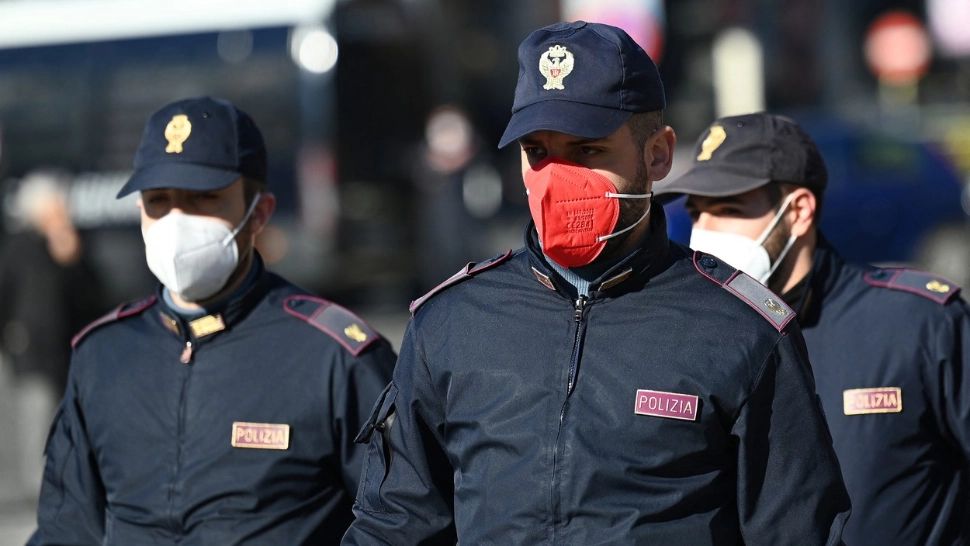 Protest al polițiștilor italieni: Oamenii legii au primit măști de protecție ...ROZ