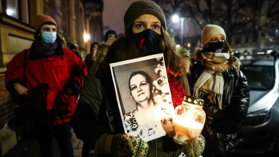 Proteste de amploare, după moartea unei femei însărcinate căreia i s-a refuzat avortul, în Polonia
