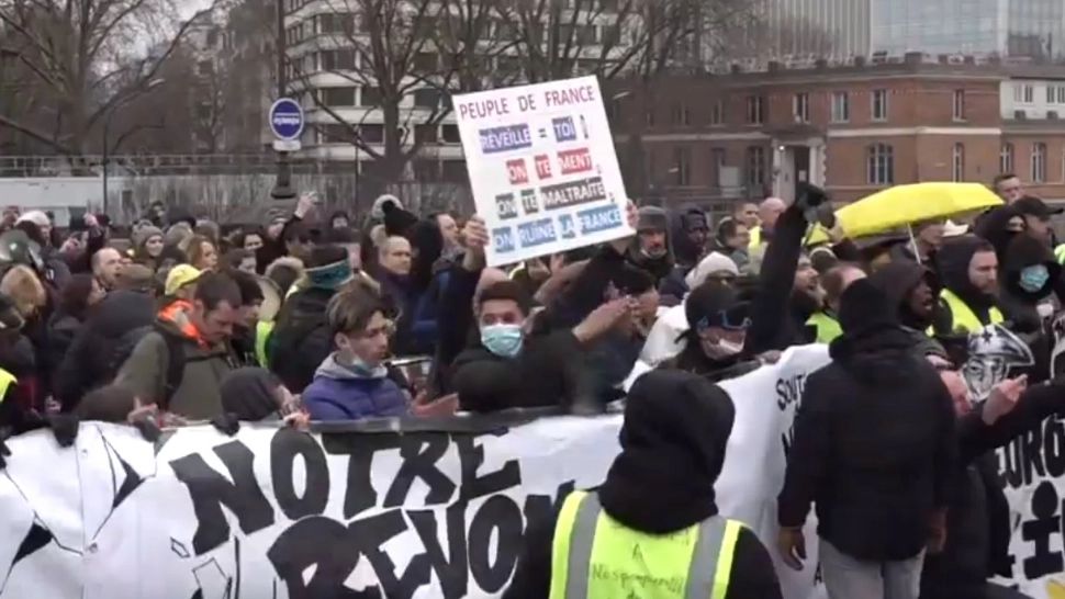 PROTESTE ample în Franța! Se cer eliminarea restricțiilor și DEMISIA lui Macron - Violențe cu jandarmii | VIDEO