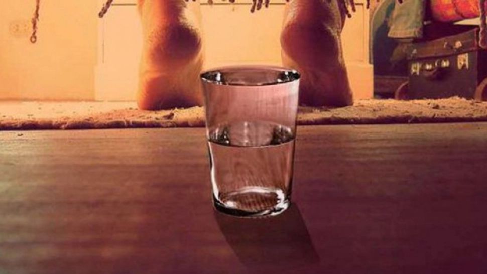 Pune un pahar cu apă sub pat în fiecare noapte! Vei fi uimită de rezultat