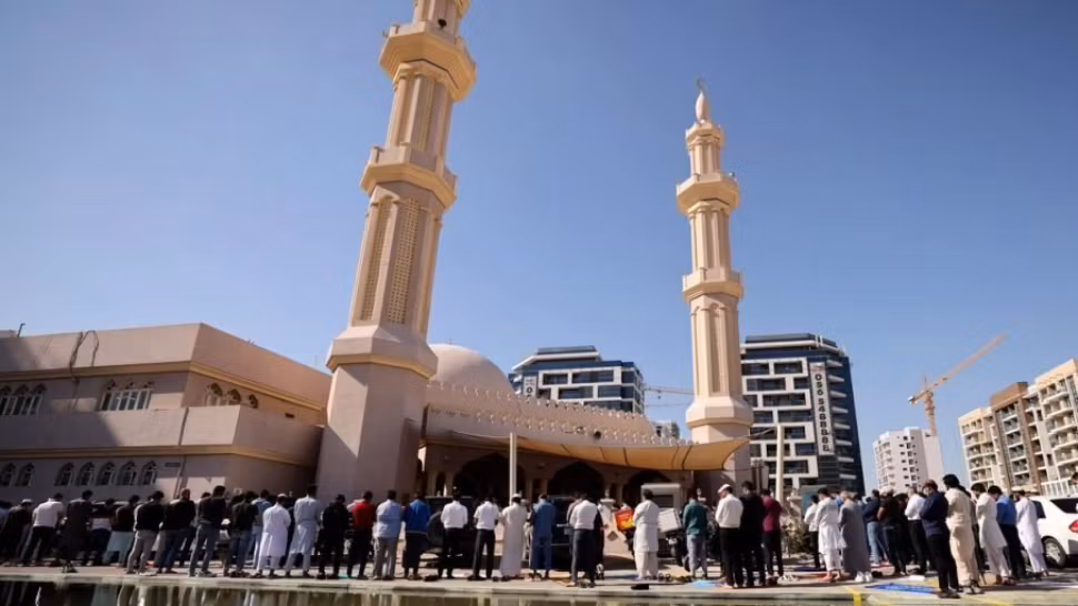 În Emiratele Arabe Unite a fost prima zi lucrătoare de VINERI, după ce țara a mutat weekendul sâmbătă si duminică. Ce spun cetățenii 