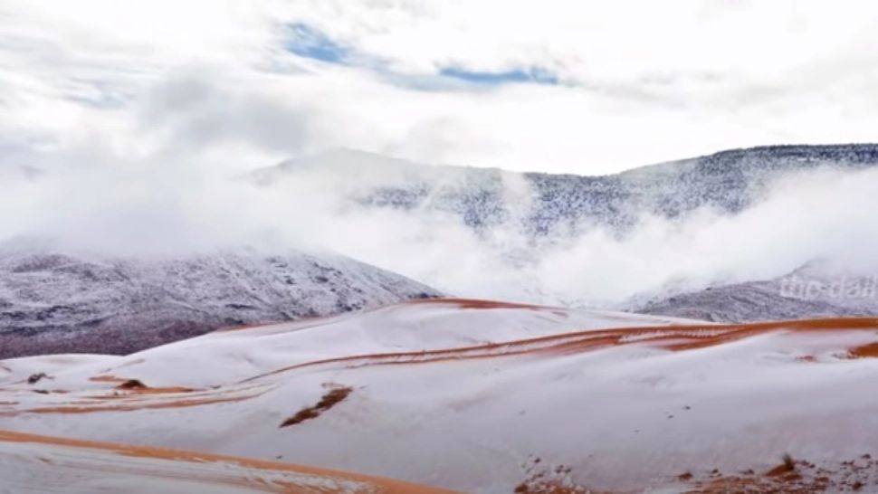 VIDEO | Fenomen extrem de rar. A nins în deșertul Sahara