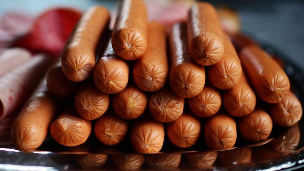 Ce conțin, de fapt, crenvurștii de porc din comerț. Acum că știi, mai consumi?