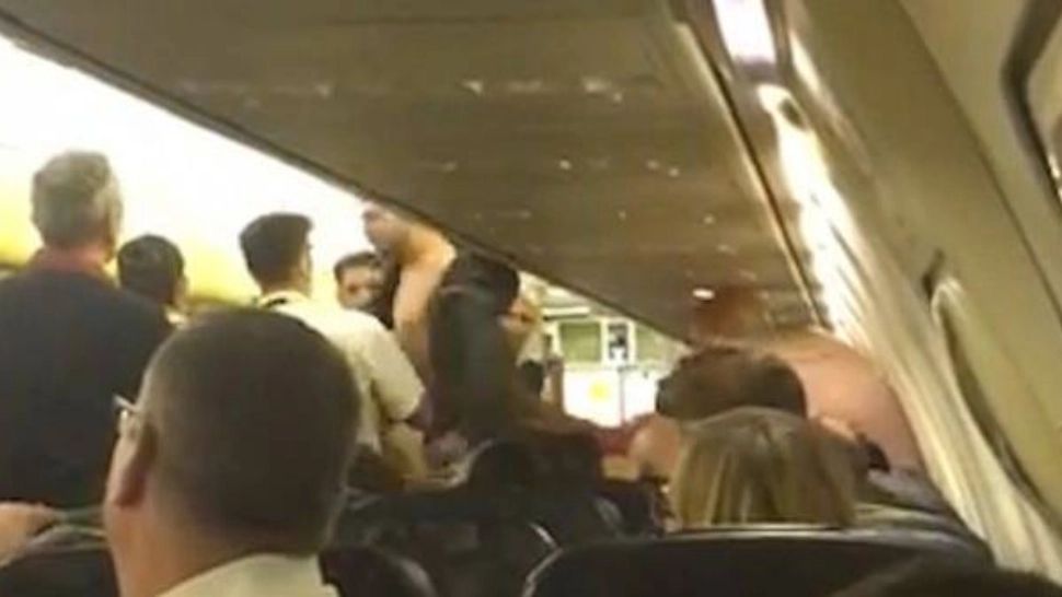 Un antrenor de fotbal s-a dezbrăcat în timpul unui zbor cu avionul, în semn de protest împotriva purtării măștii anti-coronavirus