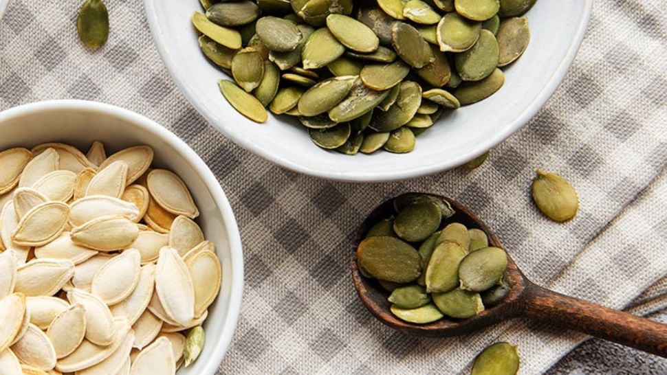 Greșeala uriașă pe care toți românii o fac atunci când mănâncă semințe de dovleac