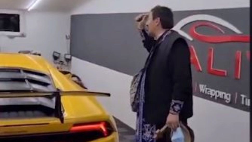 Preotul care a sfinţit un bolid de lux explică: "E o rugăciune specială" 