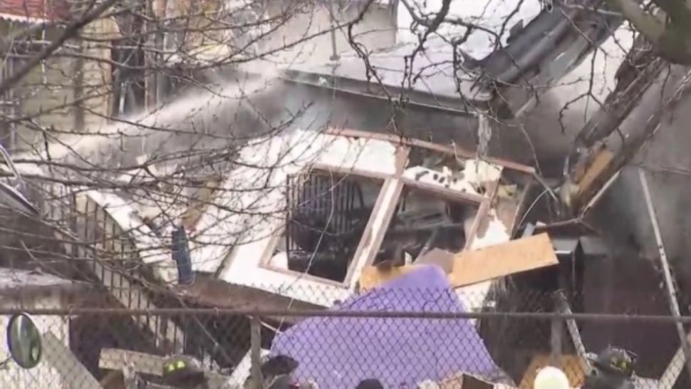 FOTO | Incendiu VIOLENT în New York! Un om a murit. Mai mulți pompieri și polițiști răniți. Clădirea s-a prăbușit 