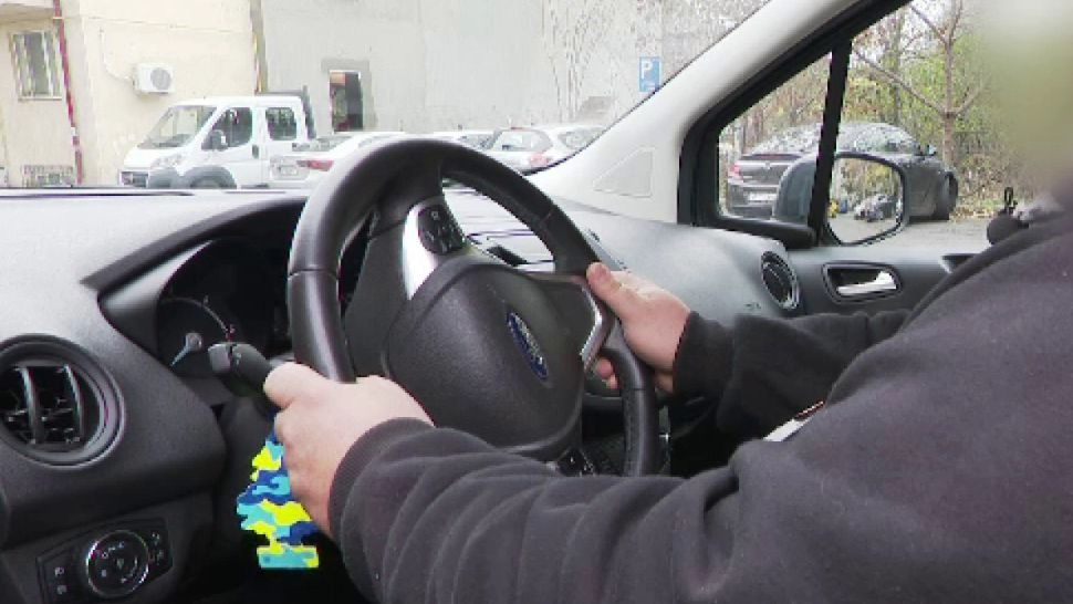 Inconștiență la volan. Un șofer de 27 de ani și-a pus nepoțica de 4 ani la volan