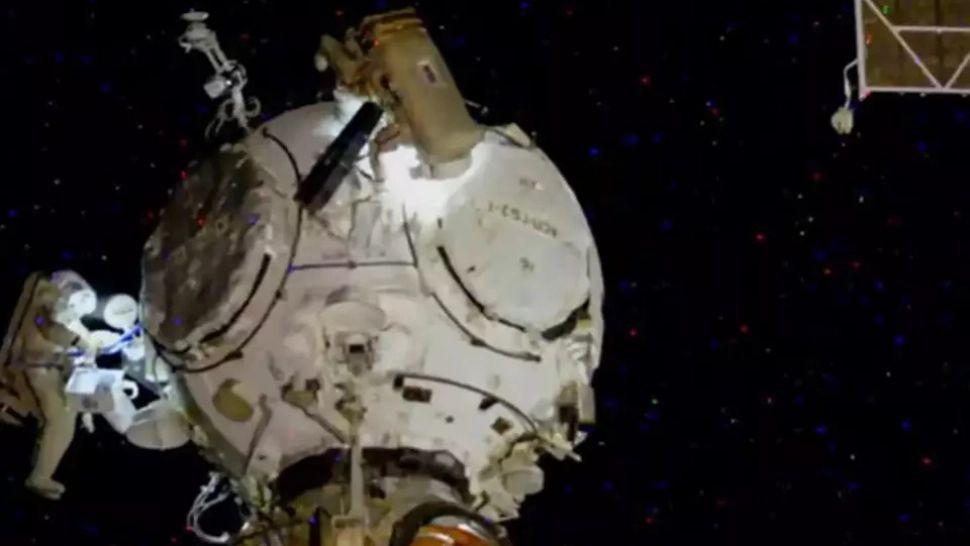 VIDEO | Doi cosmonauți ruși fac prima plimbare din acest an în afara Stației Spațiale Internaţionale 