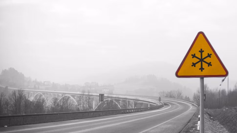 AVERTISMENT de la Poliție. Risc de accident din cauza poleiului pe șoselele din mai multe județe. Care sunt zonele vizate