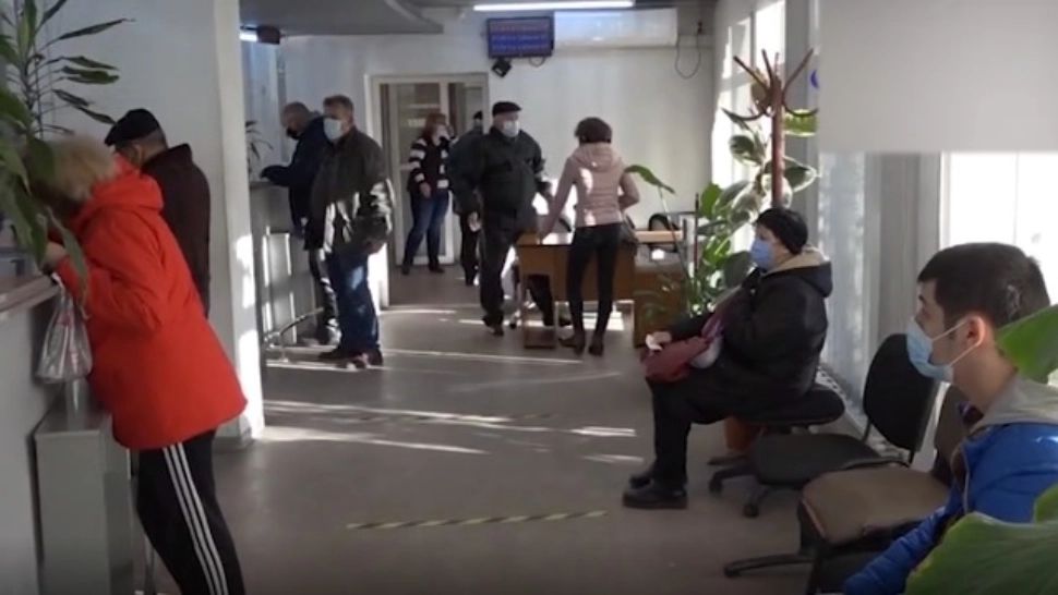 Pensionarii se grăbesc să își achite taxele. Ghişeele primăriilor au lucrat la foc continuu