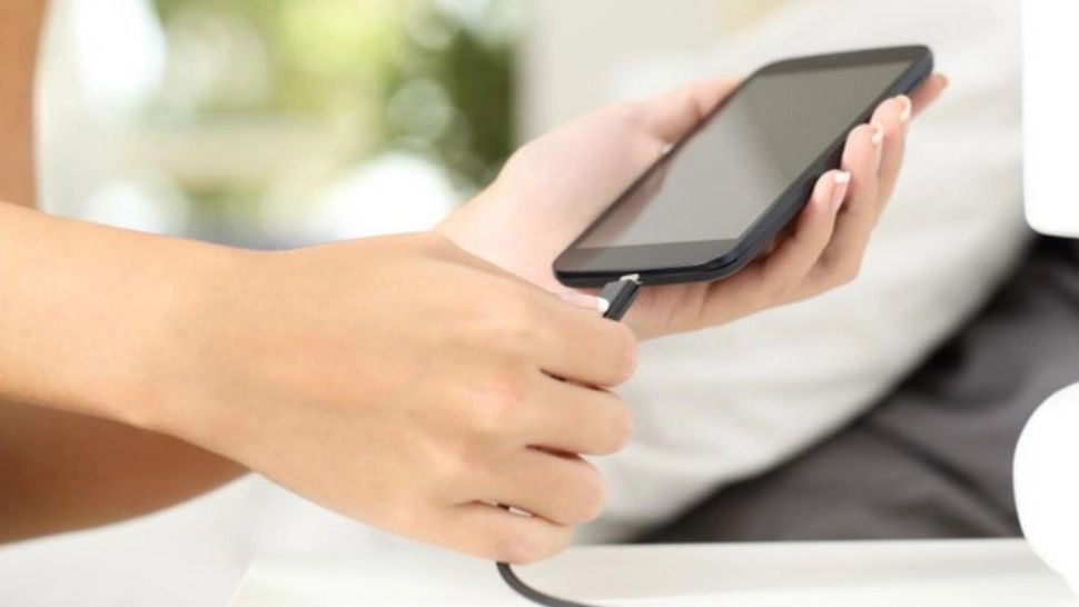 Motivul incredibil pentru care NU trebuie să mai vorbești la telefon în timp ce se încarcă