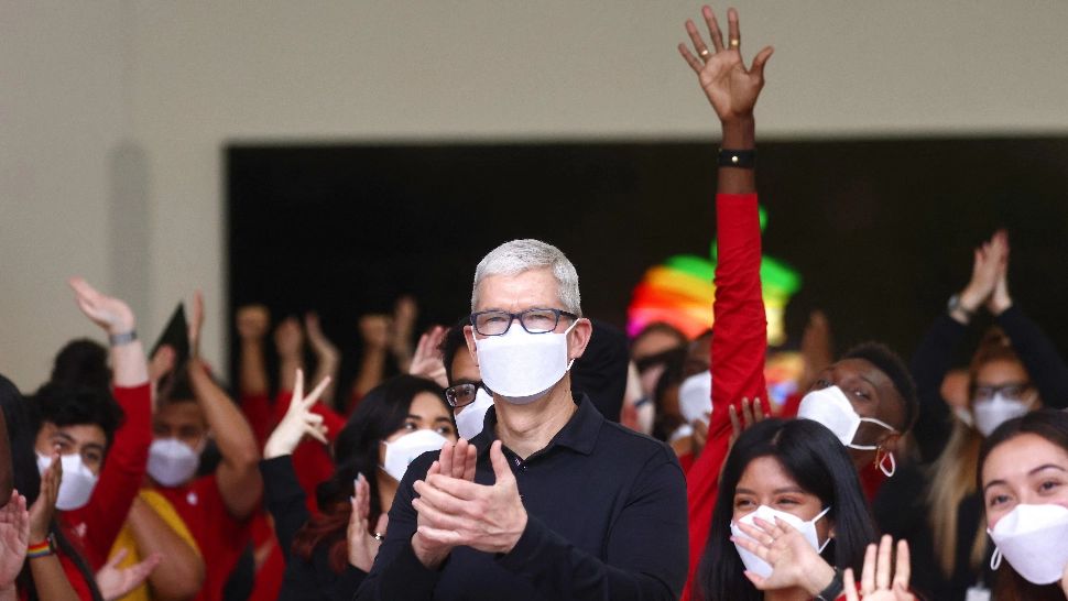 Directorul Apple a câştigat de aproape 1.500 de ori mai mult decât un angajat obişnuit în 2021. Salariu astronomic al lui Tim Cook