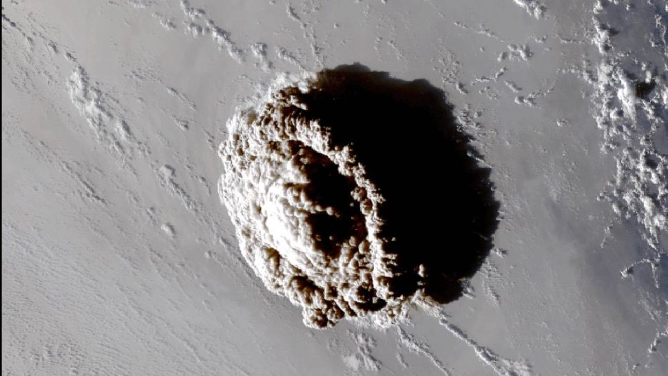 VIDEO | DEZASTRU în Tonga! Imagini terifiante din satelit. Țara, devastată de erupția vulcanică și de valul tsunami. Insula nu are apă potabilă si electricitate 