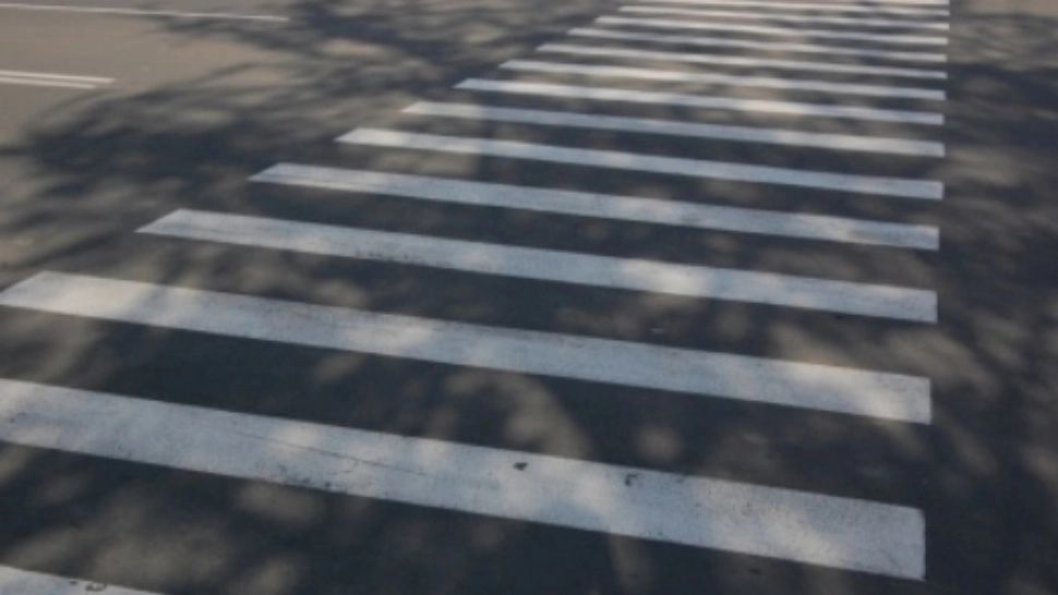 Un copil „inventiv”. A mințit că a fost lovit de mașină, ca să ascundă că avea hainele murdare și rupte de la școală