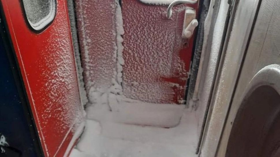 FOTO | Condiţii dezastruoase într-un tren CFR plin de zăpadă. Călătorii au îngheţat la -15 grade