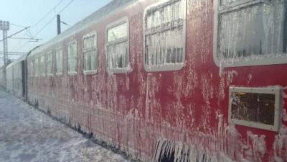 Incident grav pe calea ferată. Tren de călători, blocat 3 ore pe câmp, la -13 grade Celsius 