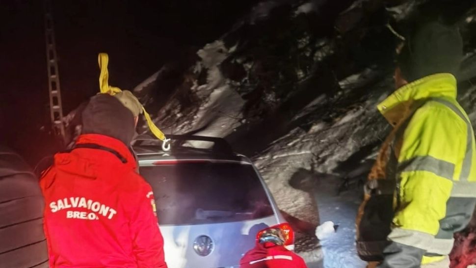 FOTO | Turiști blocați în munții Cozia au cerut ajutor după ce au intrat cu 3 mașini pe drum INTERZIS - Anunțul Salvamont