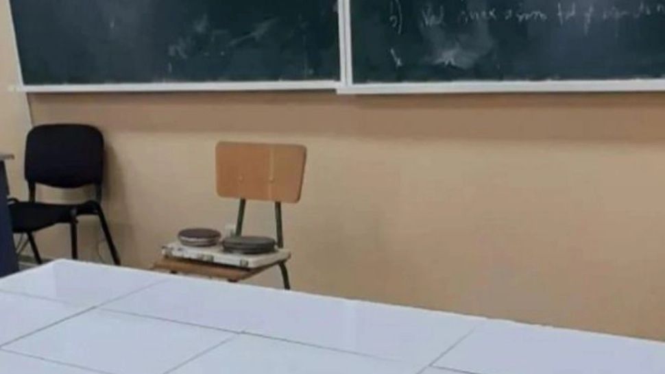 VIDEO | Condiții de groază pentru elevii Colegiului Tehnic ‘’Gh. Balș’’ din Adjud. Tinerii învață printre șoboloni morți și gunoaie 