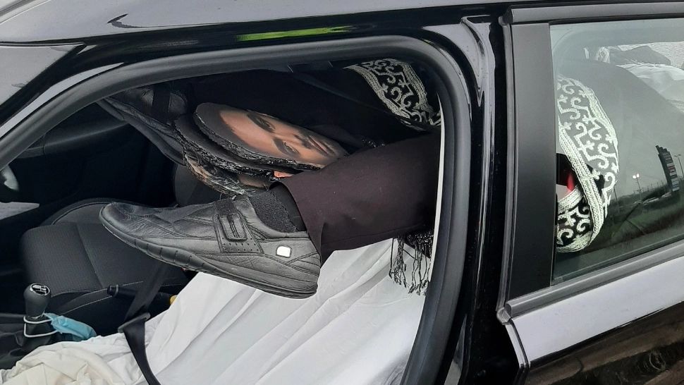 FOTO | Polițiștii din Marea Britanie, alertați că un șofer transportă un cadavru pe autostradă. Ce au găsit în mașină