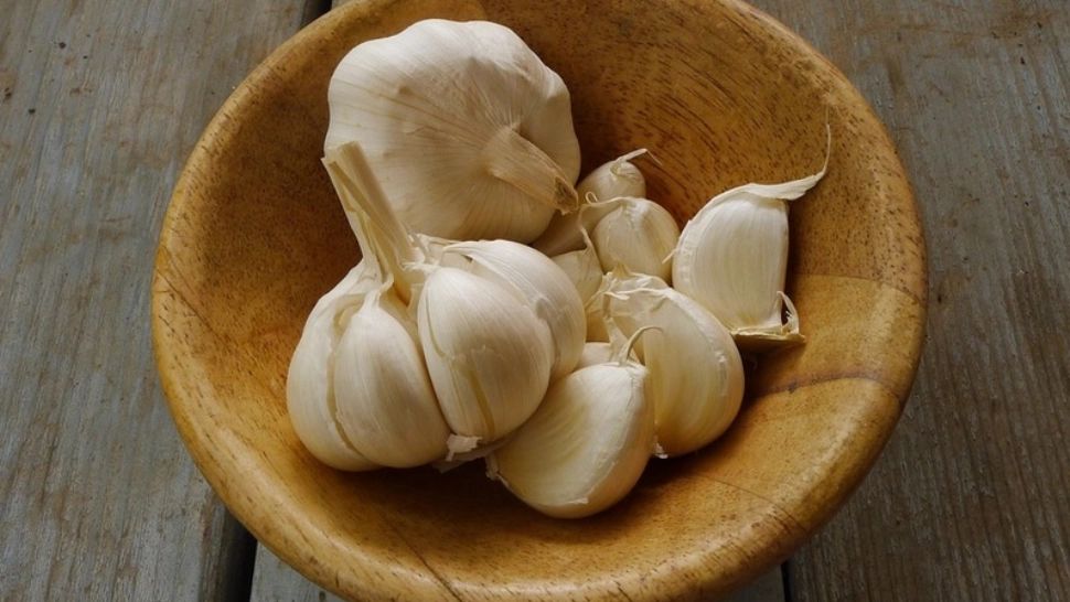 Nu mai mânca usturoi dacă suferi de această boală. Medicii, uimți de efectul nociv asupra corpului