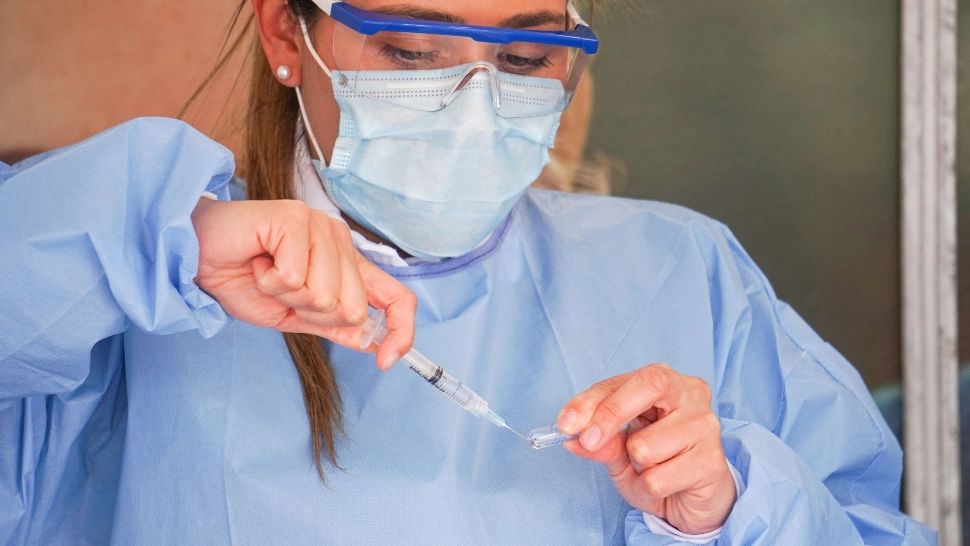 Pfizer și BioNtech au trecut la nivelul următor. Testează un vaccin „bun la toate”. Acționează împotriva Covid, dar și a gripei