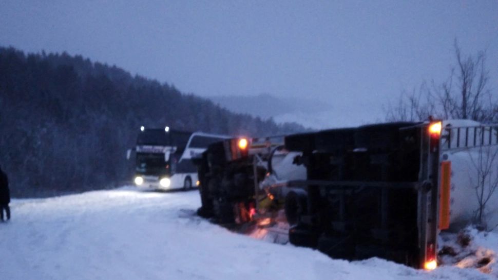 VIDEO Viscolul și ninsorile au lovit județul Cluj. Șosele înzăpezite, oamenii blocați în trafic
