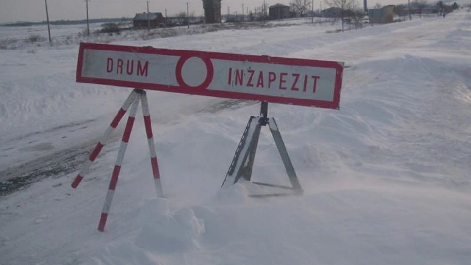 Aproape 100 de mașini, blocate pe un drum județean din Vrancea