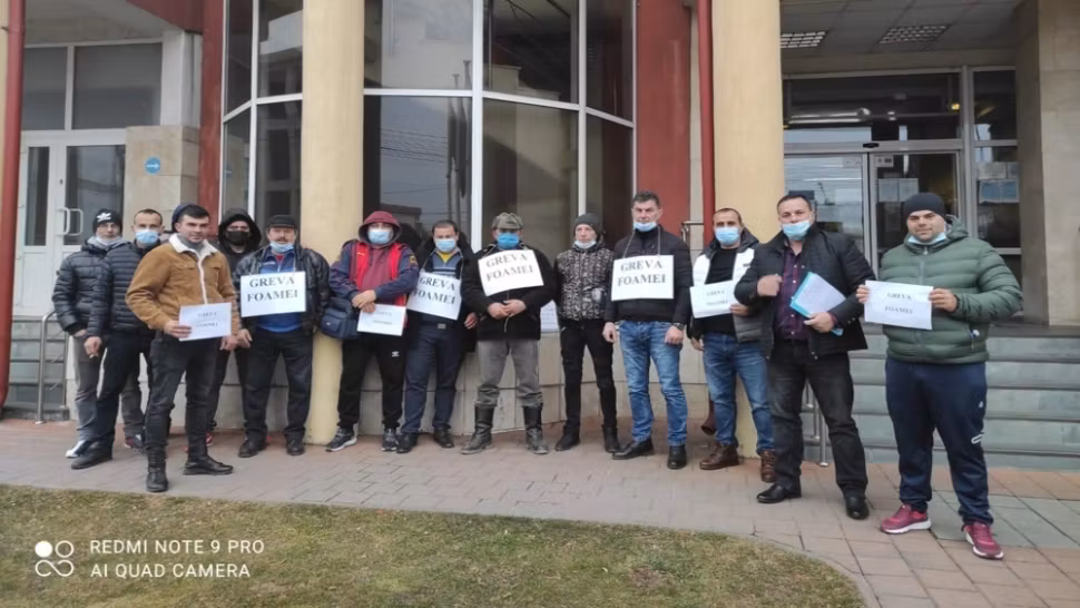 Le-a ajuns "cuțitul la os"! Angajați  ai Complexului Energetic Oltenia, în greva foamei în fața sediului companiei