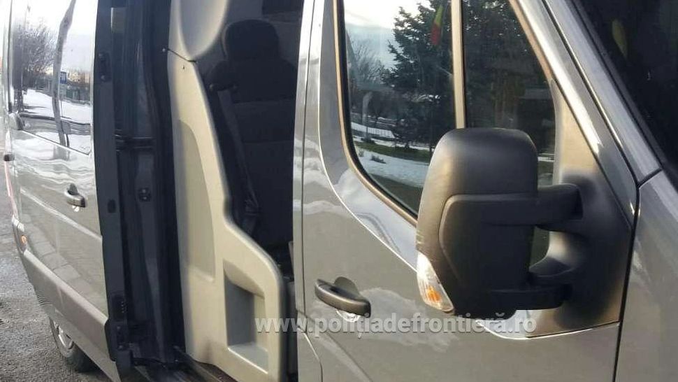 FOTO | Călăuză din Maramureş şi trei migranţi din Egipt, reţinuţi la Frontiera Petea. Unde erau ascunși aceștia 