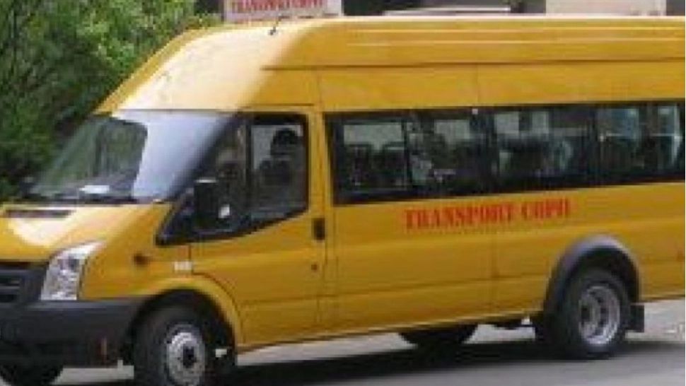 Ironia "României Educate": Microbuz școlar, ÎMPINS de copii. Imaginile au devenit VIRALE