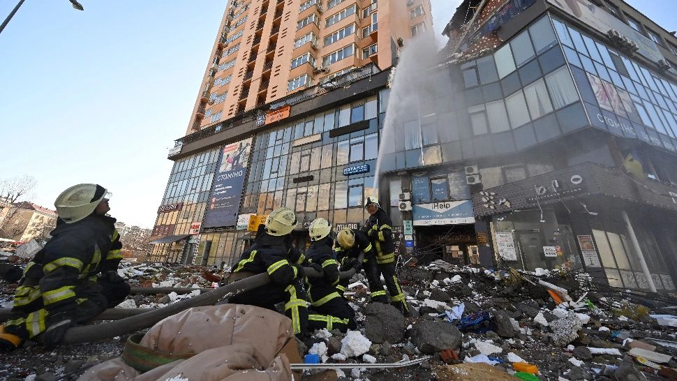 IMAGINI din interiorul blocului lovit de RACHETELE lui Putin - Momente dramatice și dezastru total în urma războiului