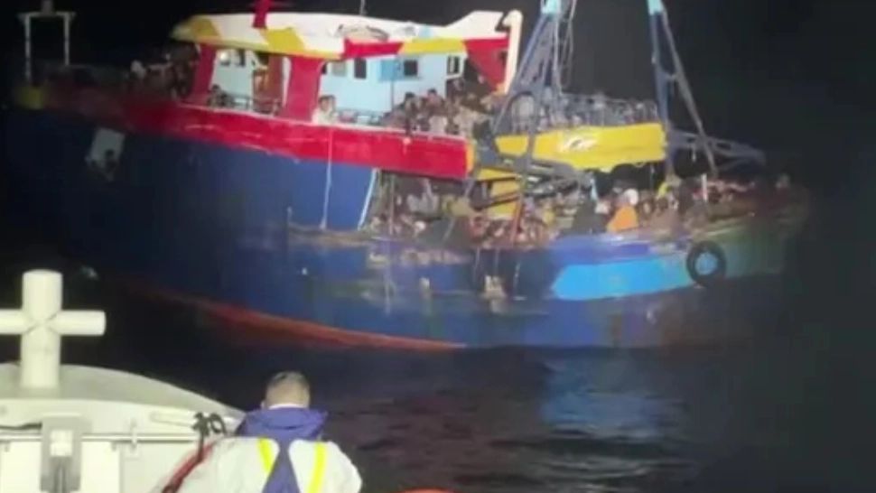 FOTO | Salvare SPECTACULOASĂ în Marea Mediterană! Garda de Coastă italiană a salvat sute de migranți