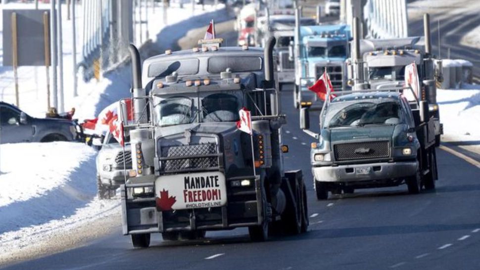 VIDEO | Sute de manifestanţi, cu zeci de camioane, ocupă centrul oraşului Ottawa. Poliția a declarat ILEGAL protestul
