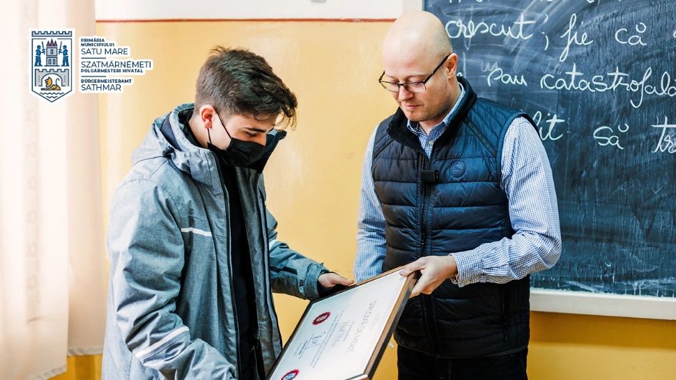 Elevul din Satu Mare care a găsit aproape 10.000 de lei într-un bancomat a fost PREMIAT de autoritățile locale