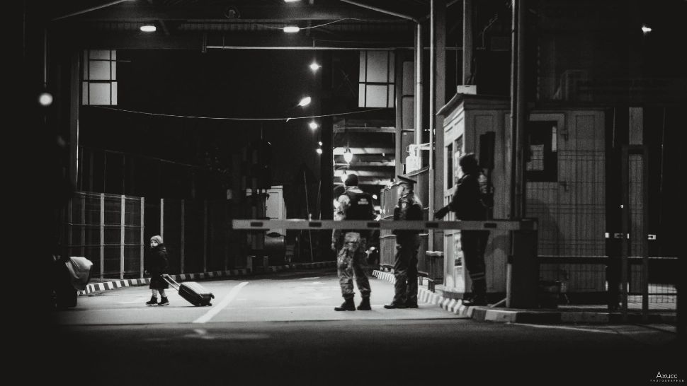 Războiul, în IMAGINI - Fetița cu valiză de la frontiera de la Sighetu Marmației face înconjurul internetului: dimensiunea acestui conflict, URIAȘĂ