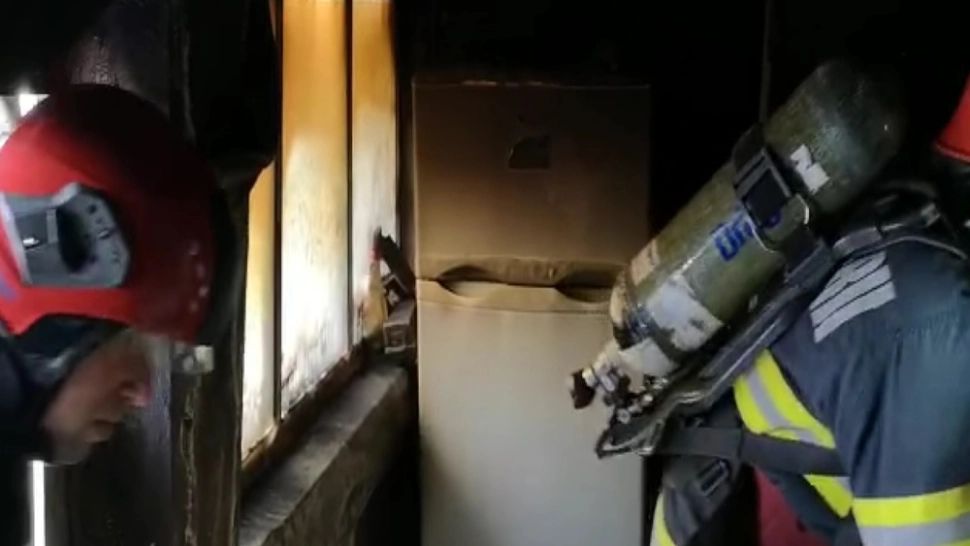 Incendiu într-un apartament din Târgu Mureş! O femeie a primit îngrijiri medicale
