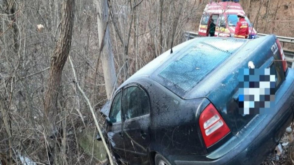 O mașină în care se aflau 4 persoane a căzut într-o râpă din județul Dâmbovița: cum se simt oamenii