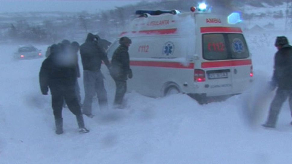 Momente DRAMATICE în Hunedoara: femeie cu piciorul rupt, dusă la ambulanță cu sania trasă de cai