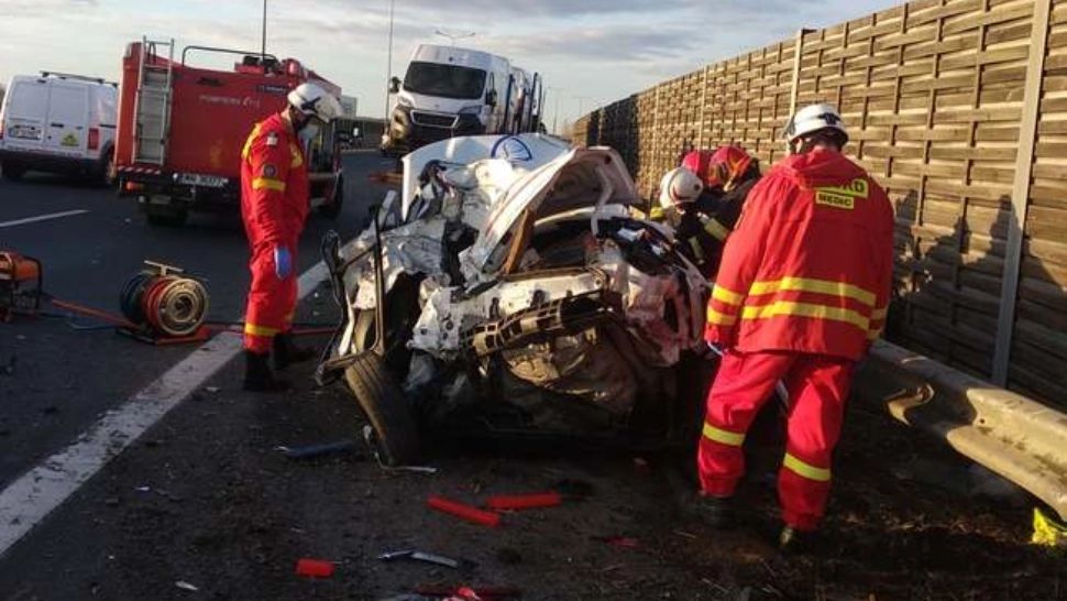 Accident grav, pe autostrada București-Pitești. TIR, impact violent cu un autoturism: o victimă încarcerată
