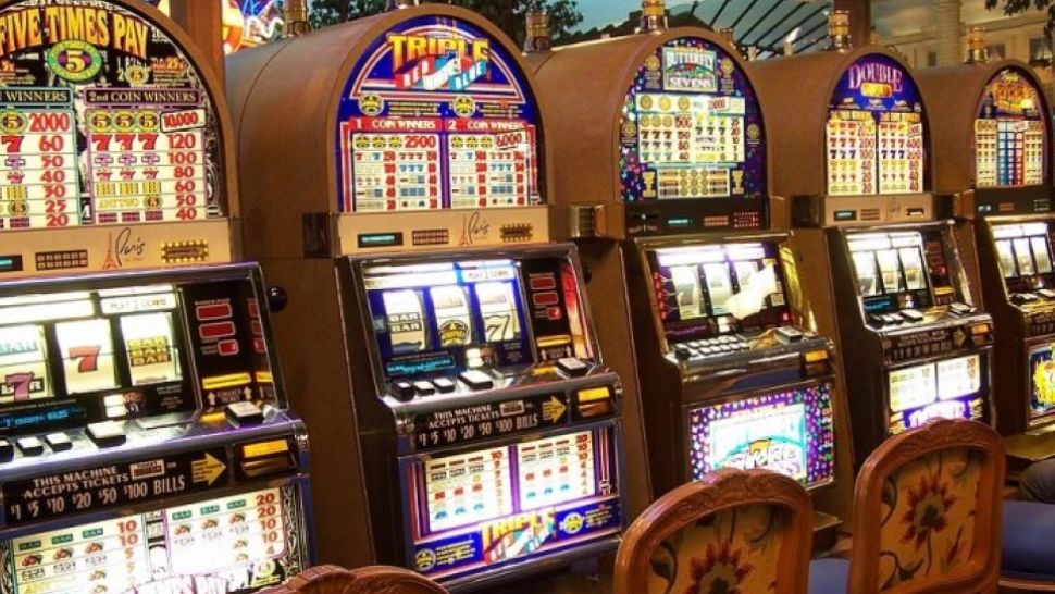 Un bărbat a obţinut 30.000 de euro de la personalul unei săli de jocuri prin şantaj. Ce a făcut cu banii 