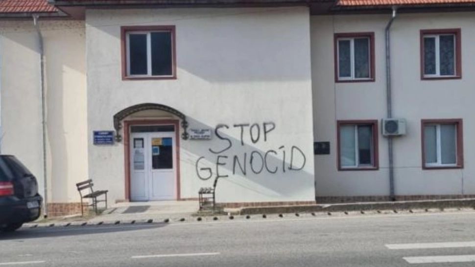  Școli din județul Gorj, VANDALIZATE cu mesaje antivacciniste. „Stop vaccin“ sau „Stop genocid”
