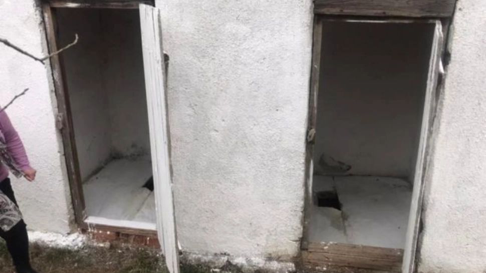 Toaleta din curtea unei grădinițe din Gorj, pericol pentru copii: "Niște pereți din lemn cu o groapă"